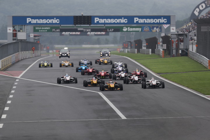 21周の決勝レースがスタートした