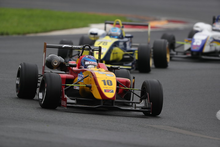 レース序盤、Nクラスをリードする岡崎善衛（GlocalアルビTLM）