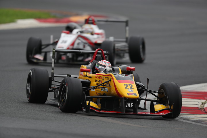 レース序盤、マーデンボローと山下健太のトップ争い