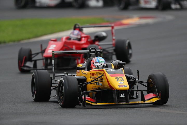 レース序盤、千代勝正と石川京侍の争い