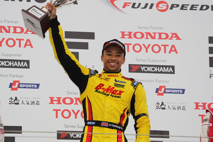 表彰式: 優勝したヤン・マーデンボロー（B-Max Racing team with NDDP）