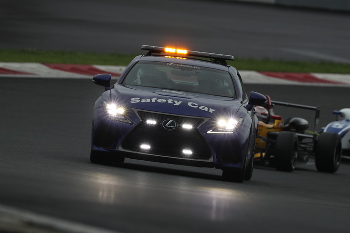 レース中盤、1コーナーでのアクシデントのためセーフティーカーが導入された