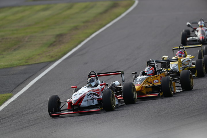 スタートを決めた予選2番手の大湯都史樹がトップに立つ