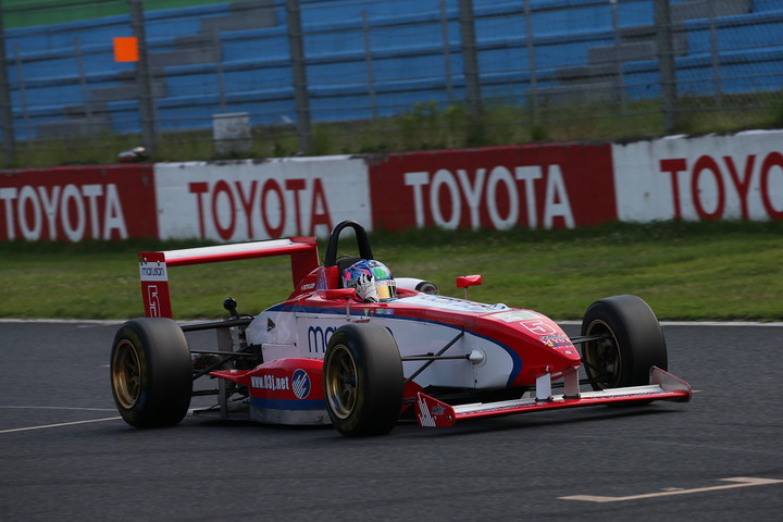 トップでゴールする小高一斗