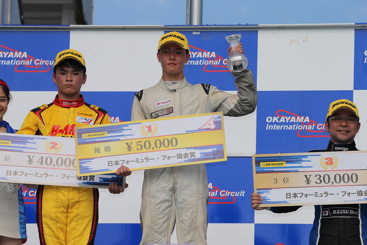 表彰式: 優勝・小高一斗（中央）、2位・澤田真治（左）、3位・金井亮忠（右）