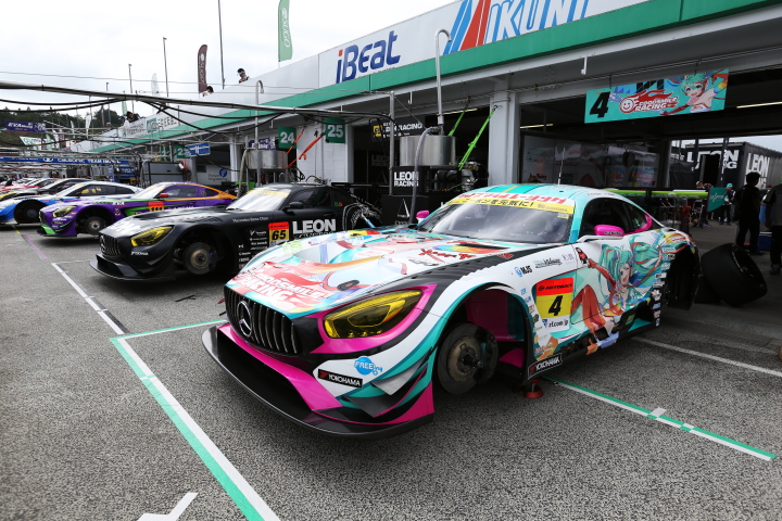 オープンピット: ピットロードに並ぶGTマシン