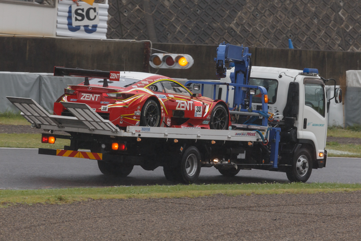 公式テスト鈴鹿4回目: ピットアウト直後に止まり回収されるGT500クラス・ZENT CERUMO RC F