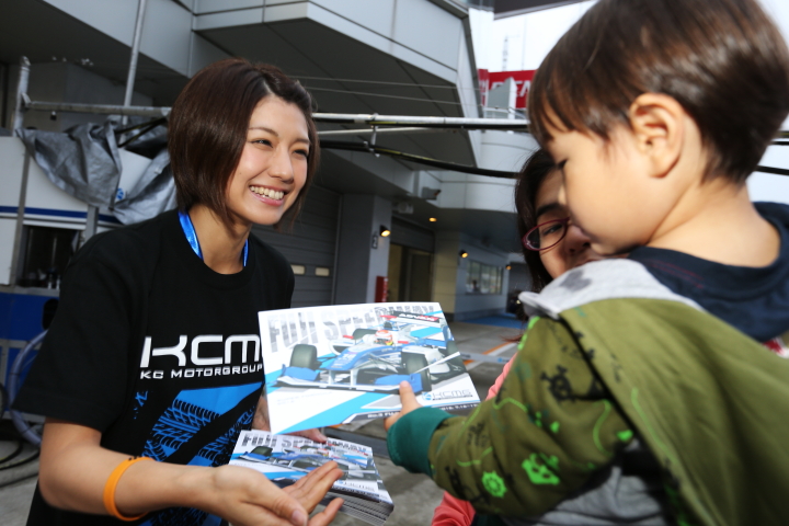 キッズピットウォーク: レースクイーンとファンの子ども