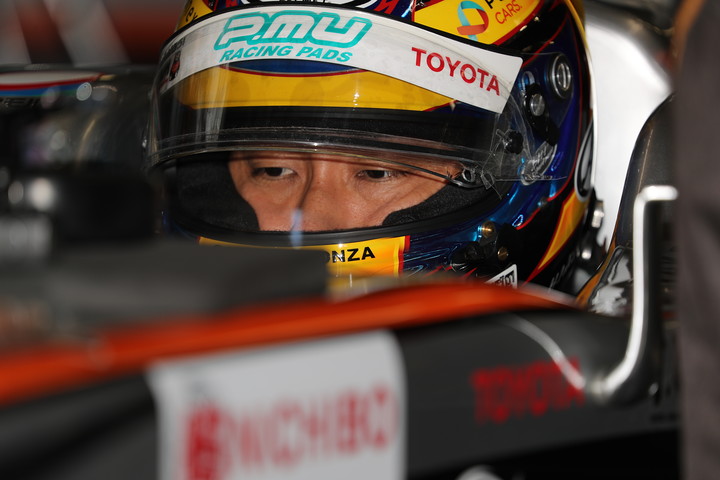 ノックアウト予選: ピットで待機する石浦宏明（P.MU/CERUMO · INGING）