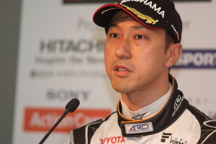 予選記者会見: 2位の石浦宏明（P.MU/CERUMO · INGING）