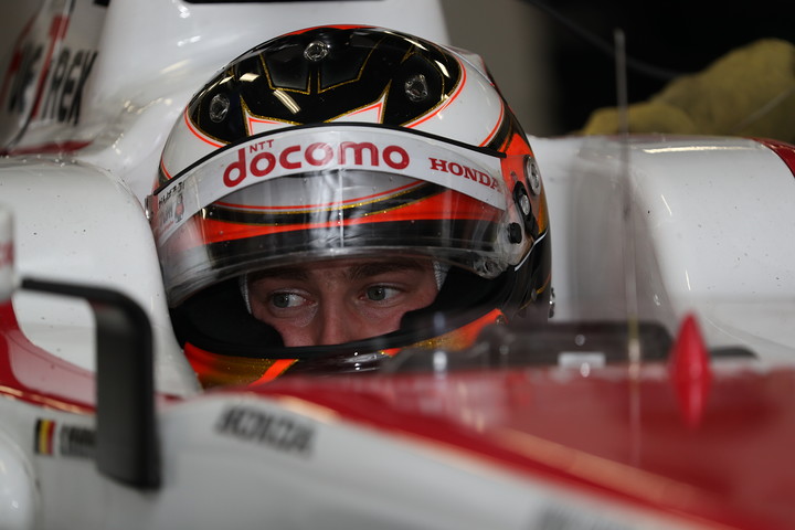 ノックアウト予選: ピットで待機するストフェル・バンドーン（DOCOMO TEAM DANDELION RACING）