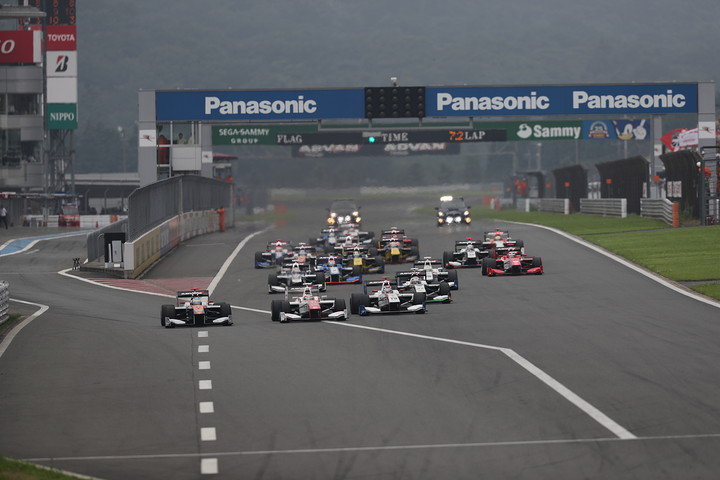 55周の決勝レースがスタートした