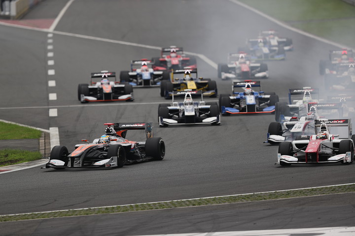 スタート直後、1コーナーの攻防