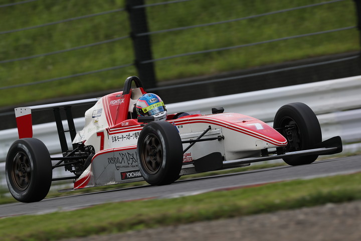 ポールポジションを獲得した大井偉史（スキルスピード10V）