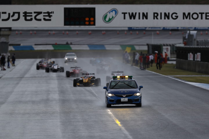 突然の降雨のためセーフティーカースタートとなった