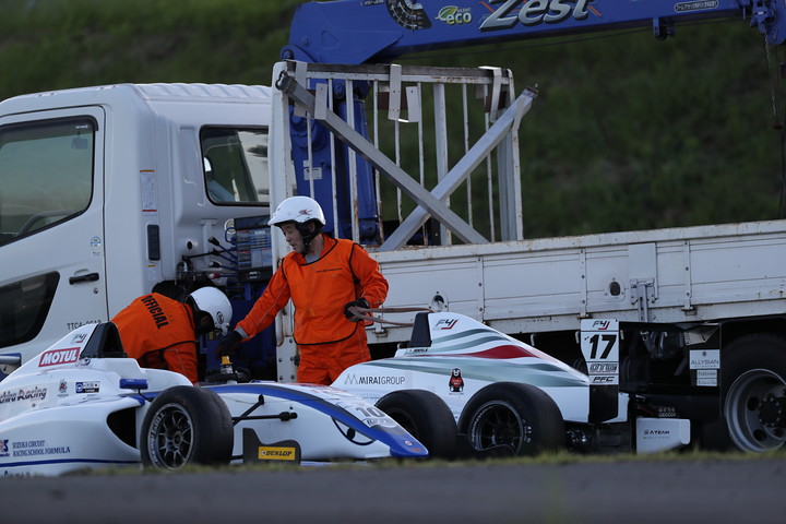 大滝拓也と加藤潤平がスタート直後の1コーナーで接触してリタイア
