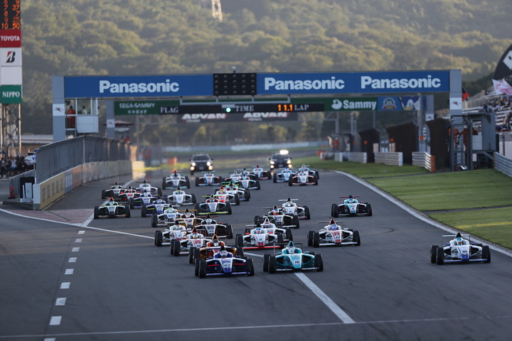 決勝レースのスタートシーン