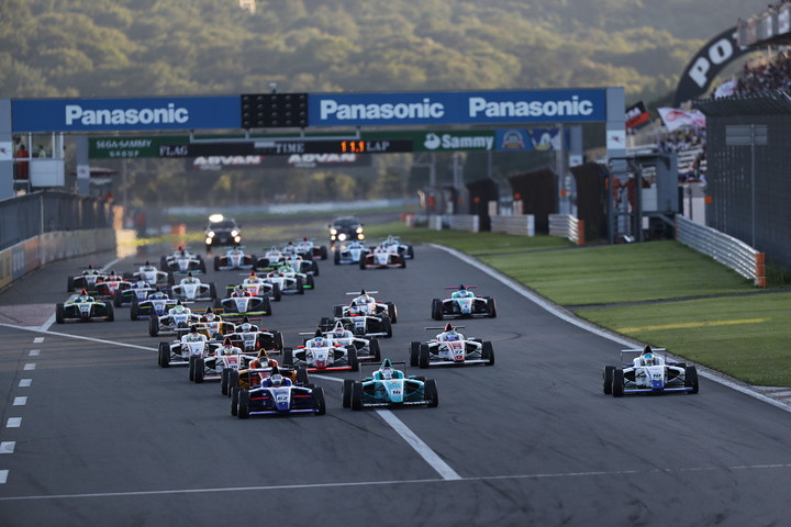 決勝レースのスタートシーン