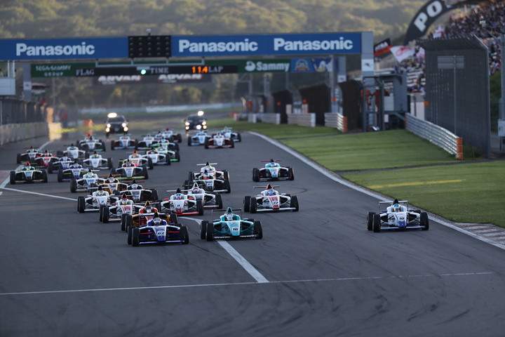 決勝レースのスタートシーン