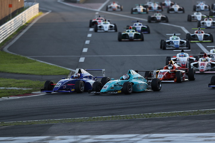 決勝レースのスタートシーン