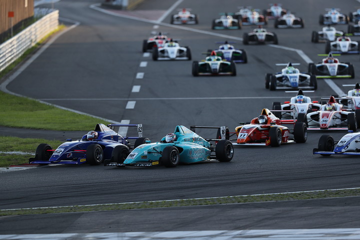 決勝レースのスタートシーン