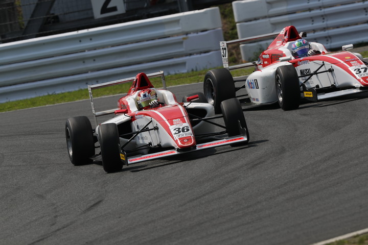 トップに立った宮田莉朋と2位に落ちた小高一斗