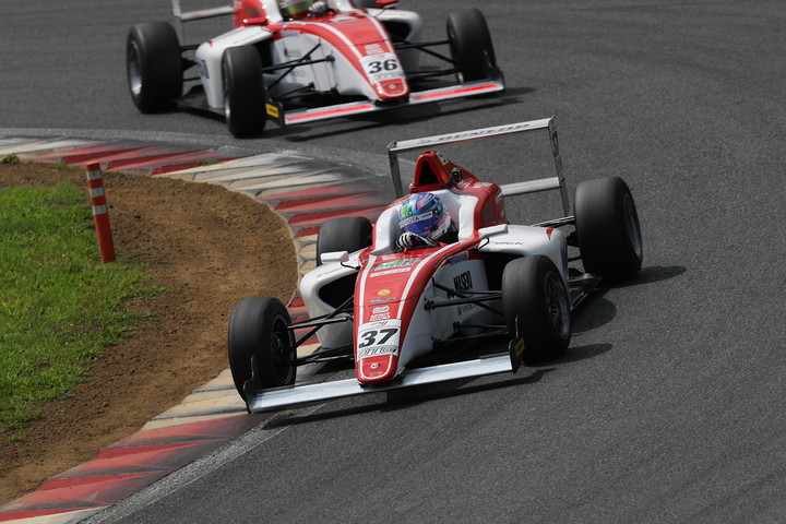 小高一斗と宮田莉朋、チームメート同士の争い