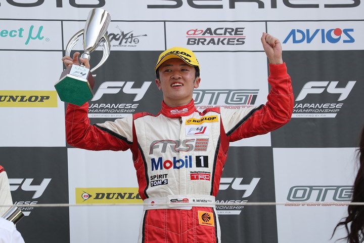 表彰式: 優勝した宮田莉朋（トムススピリット）