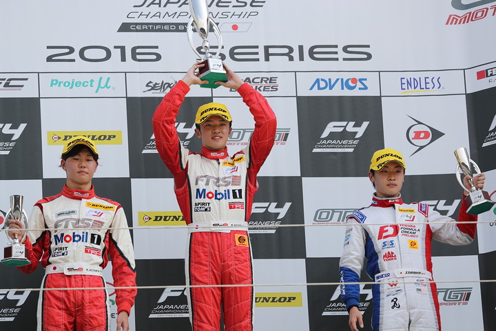 表彰式: 優勝・宮田莉朋（中央）、2位・小高一斗（左）、3位・阪口晴南（右）