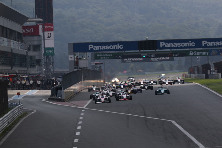 15周の決勝レースがスタートした