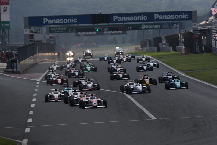 15周の決勝レースがスタートした