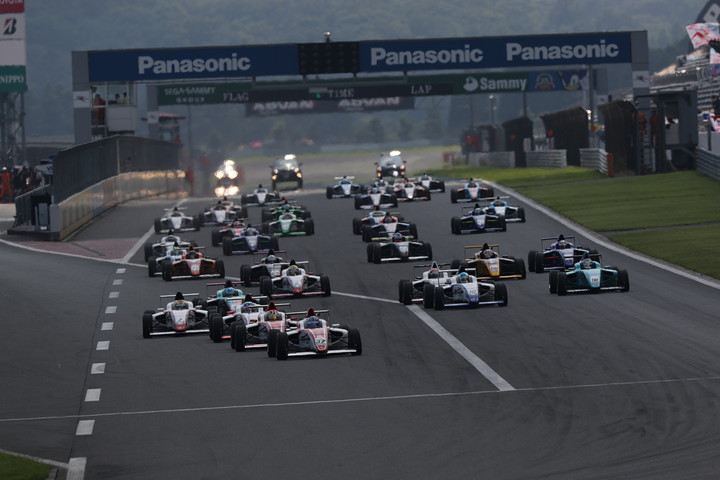 15周の決勝レースがスタートした