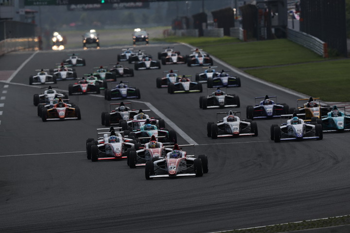 15周の決勝レースがスタートした