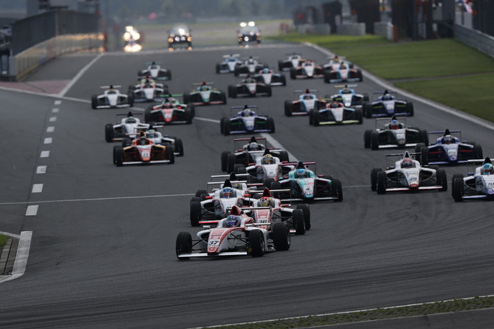 15周の決勝レースがスタートした