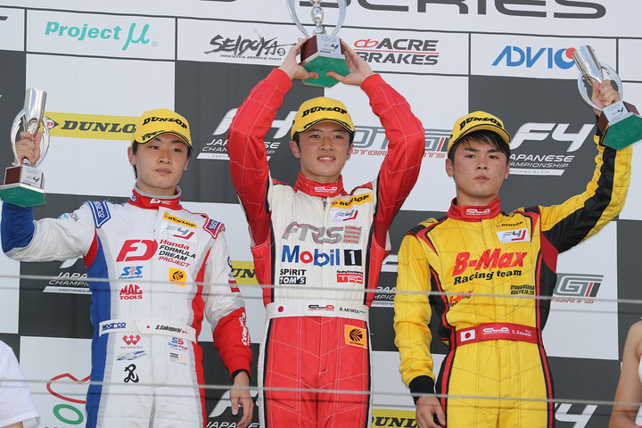 表彰式: 優勝・宮田莉朋（中央）、2位・阪口晴南、3位の澤田真治（右）はこの後ペナルティーで28位