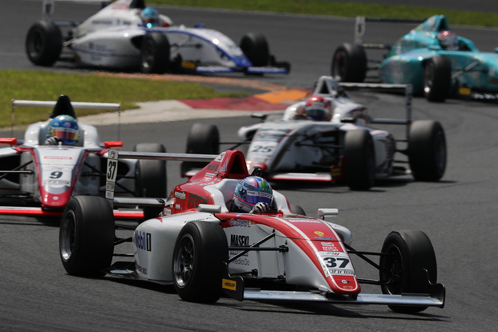 スタート直後のダンロップコーナー