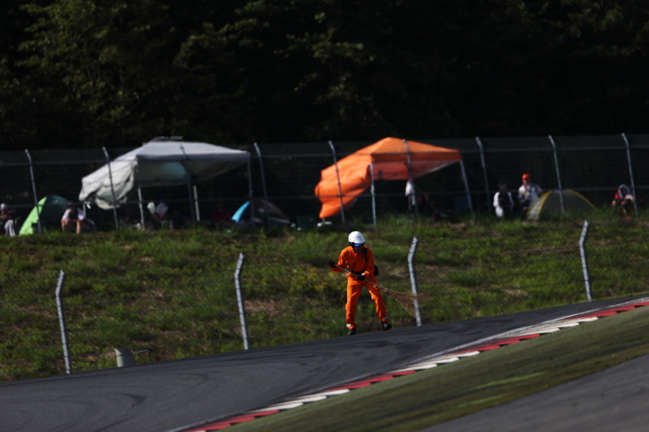 決勝レース: オフィシャル