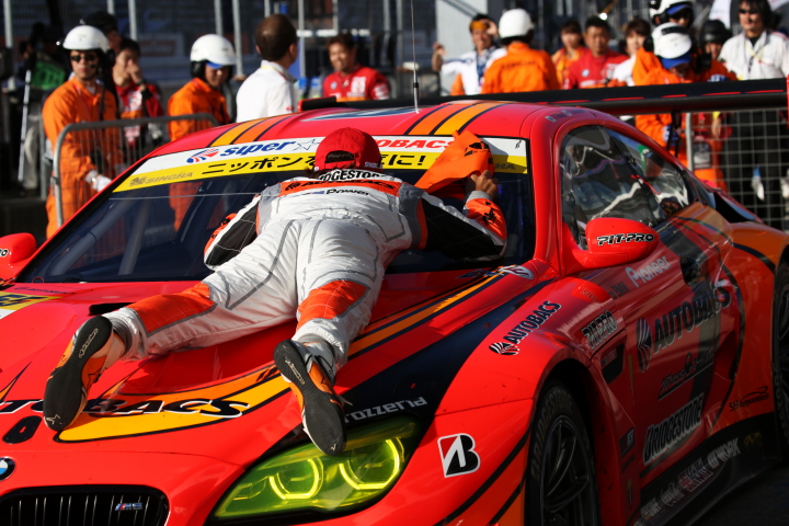 決勝レース: 飛び込む高木真一（AUTOBACS RACING TEAM AGURI）