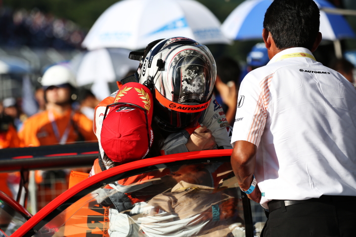 決勝レース: 抱き合う高木真一と小林崇志（AUTOBACS RACING TEAM AGURI）