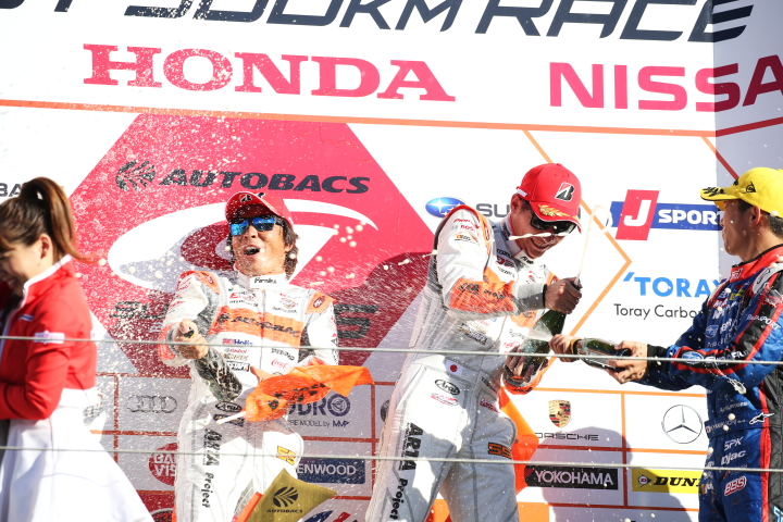 表彰式: GT300クラス優勝の高木真一と小林崇志（AUTOBACS RACING TEAM AGURI）
