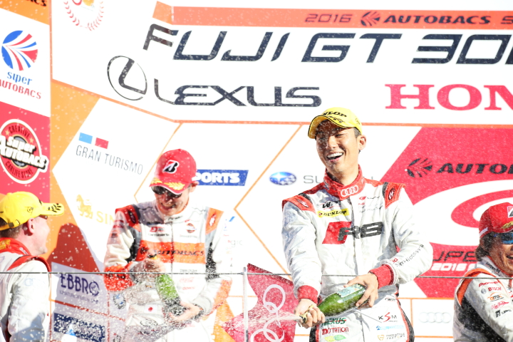 表彰式: GT300クラス優勝の小林崇志（AUTOBACS RACING TEAM AGURI）と2位の藤井誠暢（Audi Team Hitotsuyama）