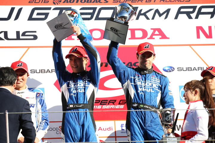 表彰式: GT500クラス優勝の安田裕信とジョアオ・パオロ・デ・オリベイラ（TEAM IMPUL）