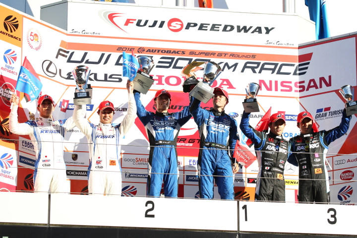 表彰式: GT500クラスのトップ3チーム