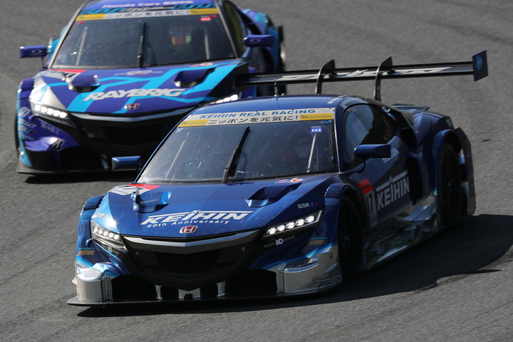 GT500クラス、塚越広大（KEIHIN NSX CONCEPT-GT）と伊沢拓也（RAYBRIG NSX CONCEPT-GT）の2位争い