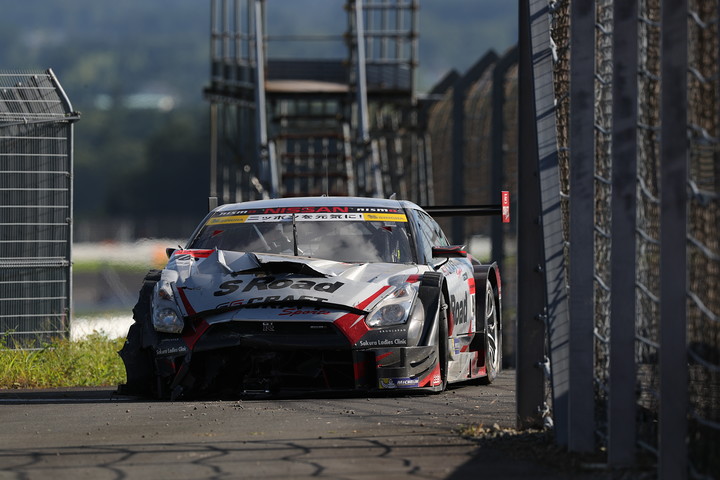 千代勝正（S Road CRAFTSPORTS GT-R）が1コーナーで激しくクラッシュ