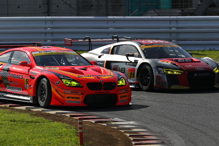 GT300クラス、小林崇志（ARTA BMW M6 GT3）とリチャード・ライアン（Hitotsuyama Audi R8 LMS）のトップ争い