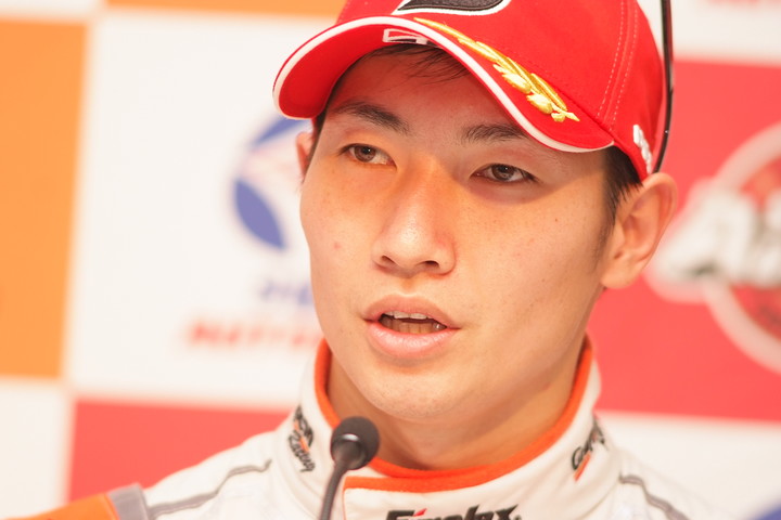 決勝記者会見: GT300クラス優勝の小林崇志（AUTOBACS RACING TEAM AGURI）