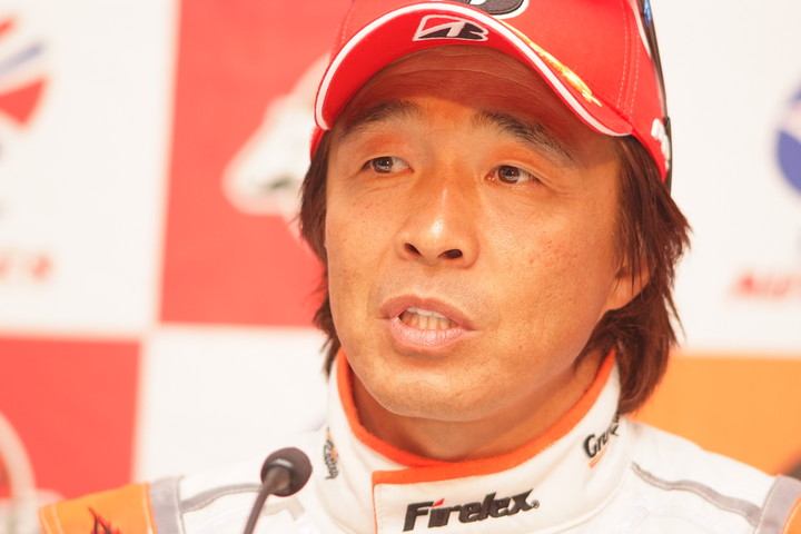 決勝記者会見: GT300クラス優勝の高木真一（AUTOBACS RACING TEAM AGURI）