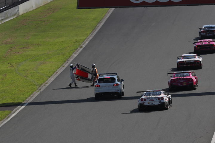 コース上の落下物回収のためセーフティーカーが導入された