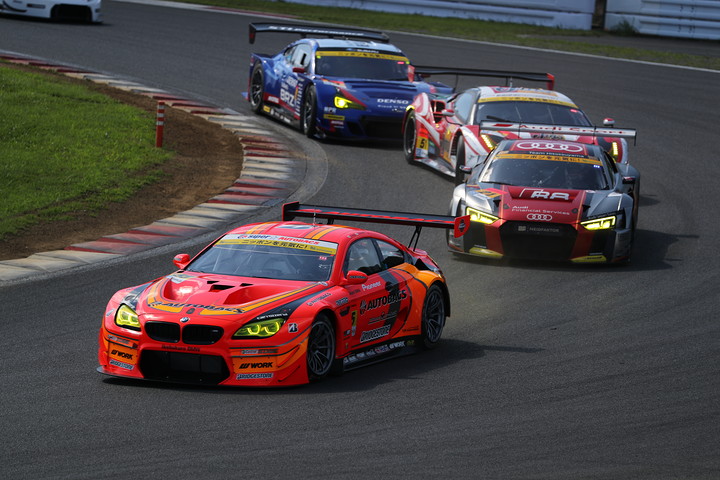 GT300クラススタート直後の1コーナー